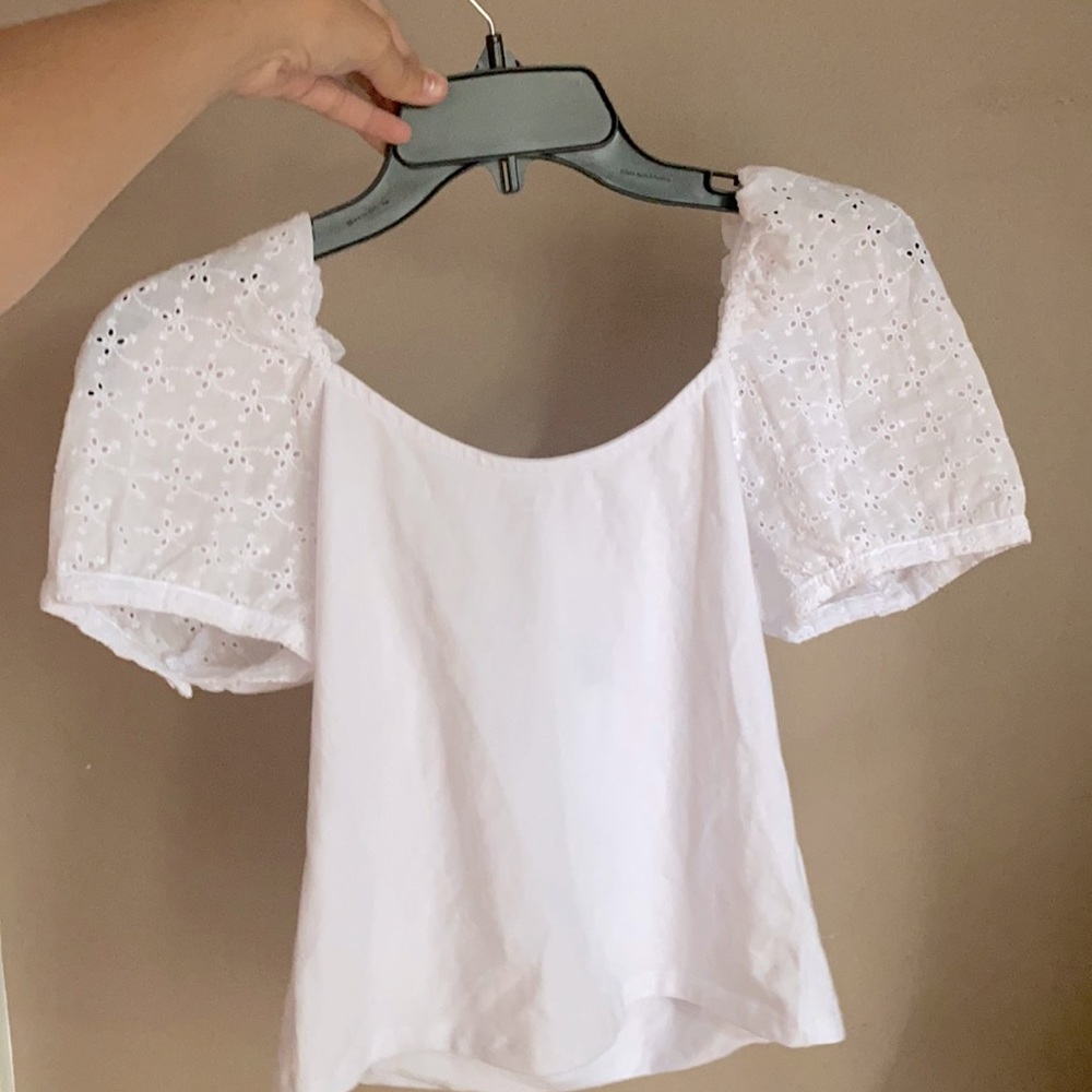 cute puffy sleeve white top! size - M